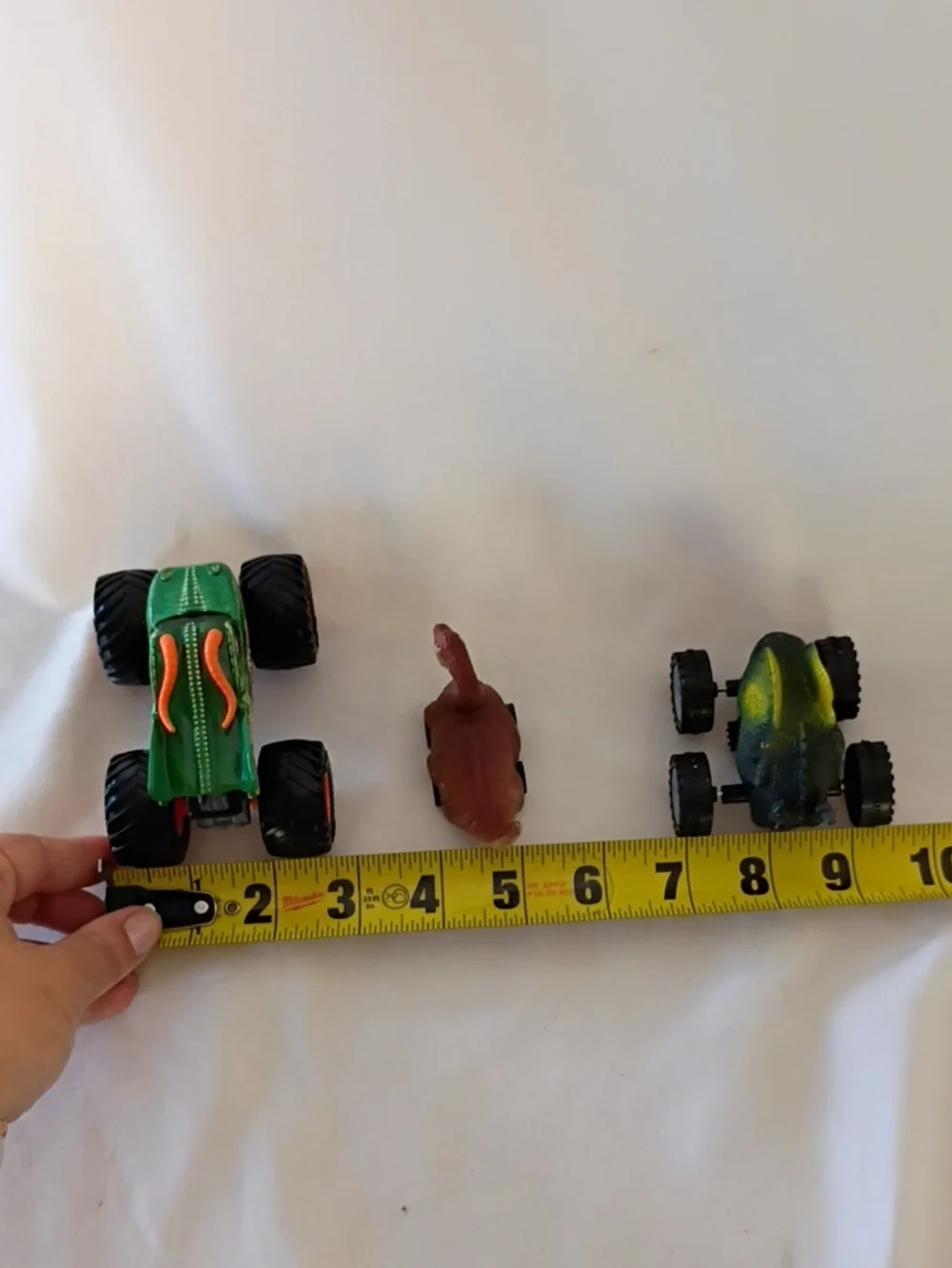 EUC Hot Wheels 2016 Monster Jam Dragon Diecast Metal 4x4 Truck And 2 Dino Cars
